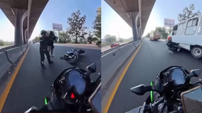 #VIDEO // Motociclista se salva de ser atropellada tras ser empujada en la autopista México-Querétaro