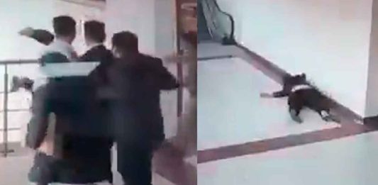 #VIDEO // Mujer se arrojó desde el primer piso de un juzgado en la India tras audiencia
