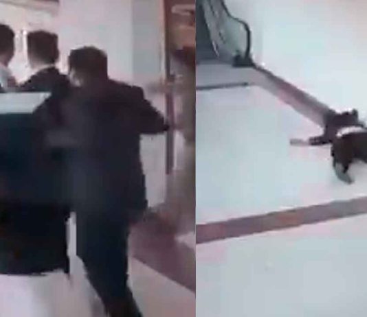 #VIDEO // Mujer se arrojó desde el primer piso de un juzgado en la India tras audiencia