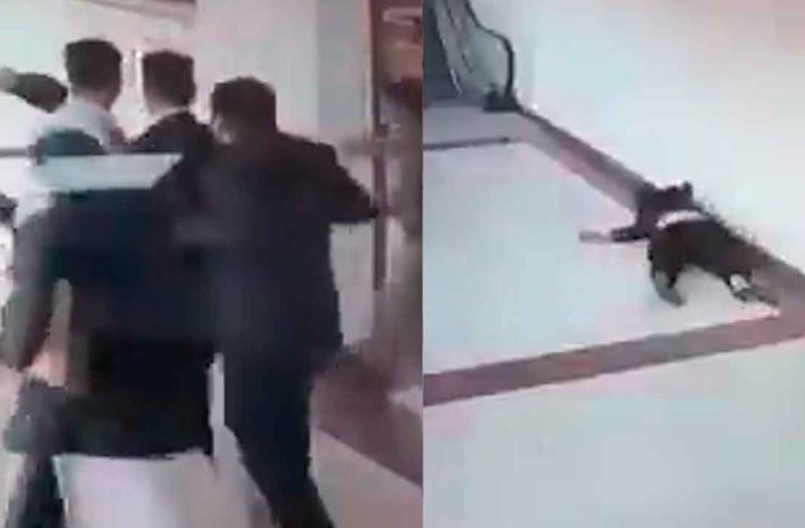 #VIDEO // Mujer se arrojó desde el primer piso de un juzgado en la India tras audiencia