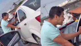#VIDEO // Conductor de BMW embiste e intimida mientras golpea auto donde se trasladaban abuelo y nieta