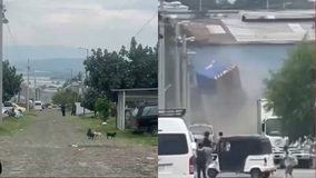 #VIDEO // Camión de Pepsi se queda sin frenos y vuelca en Jalisco