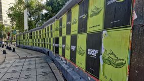 Saucony pide disculpas por cubrir fichas de desaparecidos con publicidad en CDMX; asegura que repondrá el material