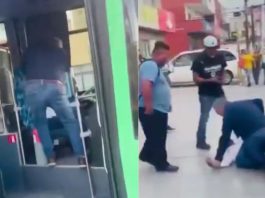 #VIDEO // Chofer de transporte y automovilista se enfrentan a golpes en el centro de Apodaca