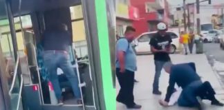 #VIDEO // Chofer de transporte y automovilista se enfrentan a golpes en el centro de Apodaca