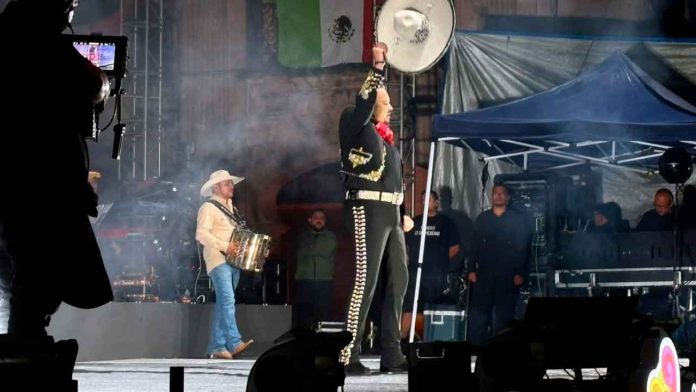 Pepe-Aguilar-cierra-festejos