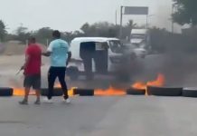 #VIDEO // Tensión en Juchitán: policías y mototaxistas paralizan accesos tras captura del alcalde por presunta extorsión