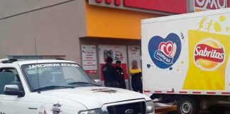 Sujetos con el rostro cubierto saquean camión repartidor de Sabritas en la región de Coeneo