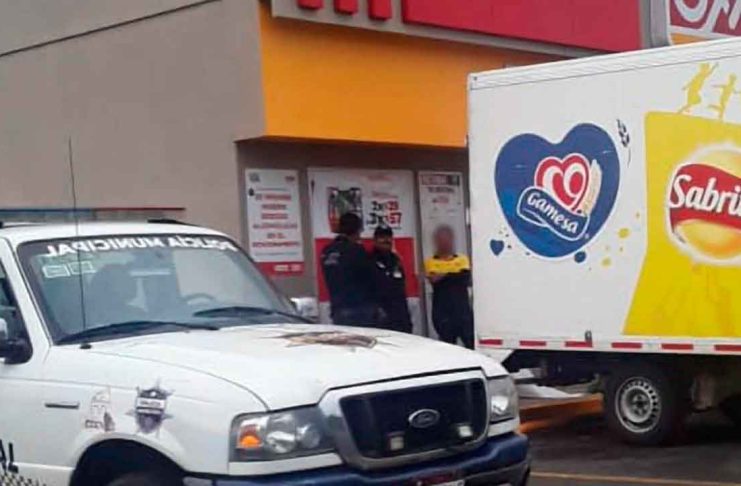 Sujetos con el rostro cubierto saquean camión repartidor de Sabritas en la región de Coeneo
