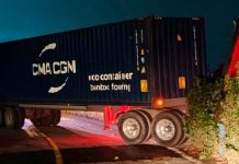 Tráiler queda atravesado en la Morelia-Maravatío; no hubo lesionados