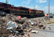 Tren impacta y vuelca tráiler en la avenida Las Américas de Guadalupe, Nuevo León