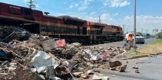 Tren impacta y vuelca tráiler en la avenida Las Américas de Guadalupe, Nuevo León