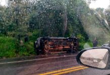 5 policías heridos tras volcar patrulla, en la carretera Uruapan-Paracho