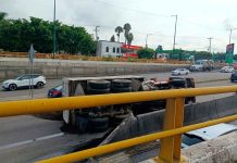 Vuelca camión de volteo sobre el Libramiento Norte de Morelia