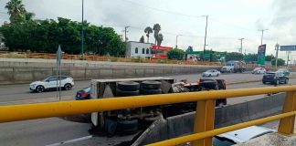 Vuelca camión de volteo sobre el Libramiento Norte de Morelia