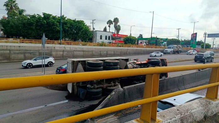 Vuelca-camion-de-volteo