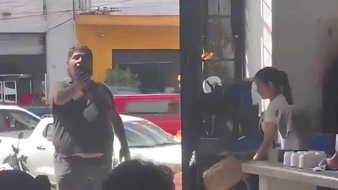 a los pasillos del mercado Hombre sorprende con su técnica vocal cantando ópera