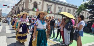 Color, fiesta y algarabía en desfile por el Día de la y el Artesano Michoacano en Morelia