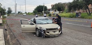 Automóvil embiste a ciclistas en la Jacona – Los Reyes; hay una mujer fallecida