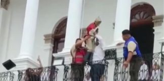 #VIDEO // Niño recrea a Juan Escutia y sorprende al saltar desde un balcón en Ameca