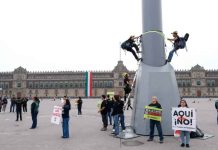 Activistas escalan el asta bandera del Zócalo para exigir cancelación de planta en Topolobampo