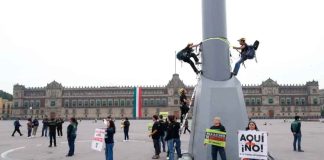 Activistas escalan el asta bandera del Zócalo para exigir cancelación de planta en Topolobampo