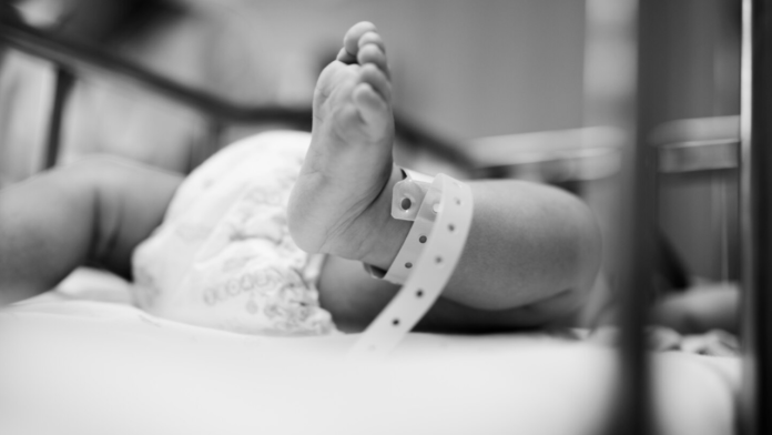 asesinan-punaladas-bebe-recien-nacida-reino-unido-7-detenidos