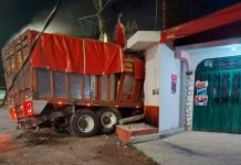 Camión tortón se incrusta en un domicilio de Tzurumútaro