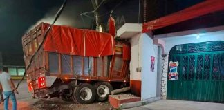 Camión tortón se incrusta en un domicilio de Tzurumútaro