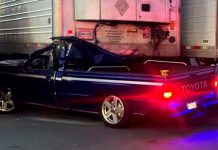 Camioneta impacta y se incrusta en contenedor de tráiler estacionado; hay una persona muerta