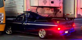 Camioneta impacta y se incrusta en contenedor de tráiler estacionado; hay una persona muerta
