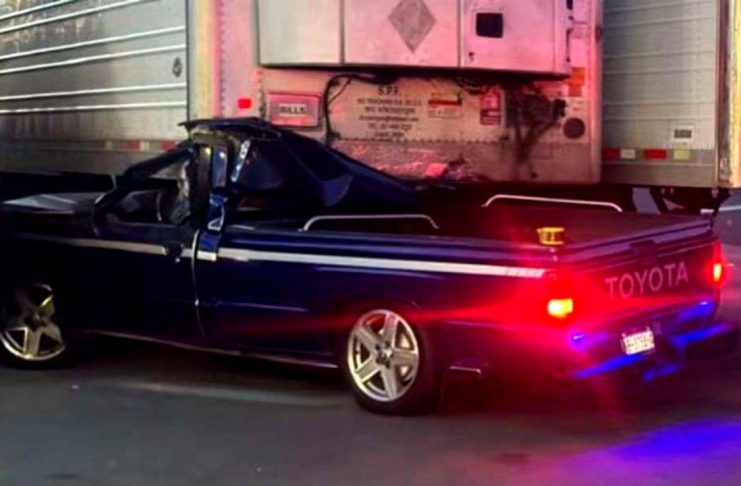 Camioneta impacta y se incrusta en contenedor de tráiler estacionado; hay una persona muerta