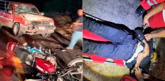 Encontronazo entre moto y camioneta deja dos heridos en Huetamo