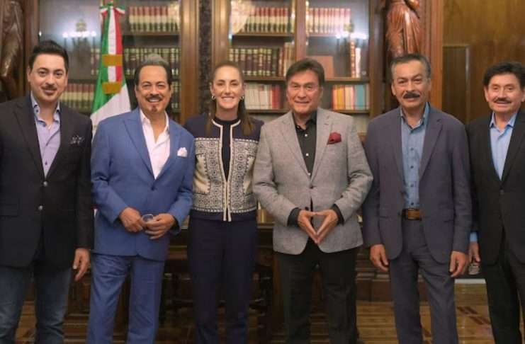 Claudia Sheinbaum recibe a Los Tigres del Norte en Palacio Nacional previo al Grito