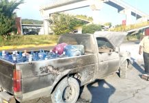 Falla mecánica provoca conato de incendio en camioneta repartidora de agua en Apatzingán