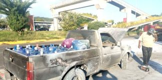 Falla mecánica provoca conato de incendio en camioneta repartidora de agua en Apatzingán