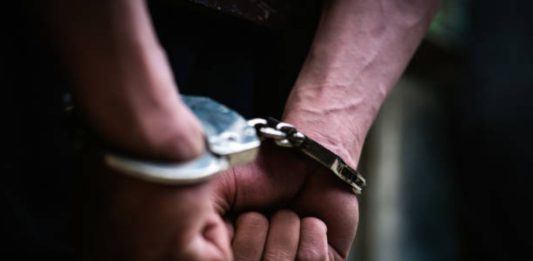 Dictan condena a sujeto por abuso y es detenido nuevamente por agredir a la misma menor