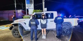 Policías de Zitácuaro detienen a una joven en poder de camioneta robada