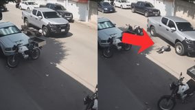 #VIDEO // Motociclista sobrevive tras caer bajo camioneta en Rioverde