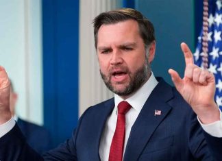 “Vete a México, yo te pago el boleto”: JD Vance responde a manifestante con bandera mexicana