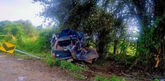 Joven muere al chocar su camioneta contra un árbol en Tangancícuaro