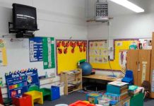 #VIDEOFUERTE // Policía entra a escuela en Tailandia y asesina de un balazo en el rostro a maestra