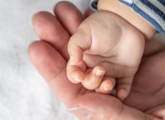 ¡Más de 22 años congelado! Mujer griega da a luz a una bebé concebida con un embrión congelado