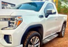 A punta de pistola roban camioneta en la plaza 500, al oriente de Uruapan