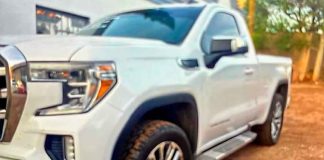 A punta de pistola roban camioneta en la plaza 500, al oriente de Uruapan