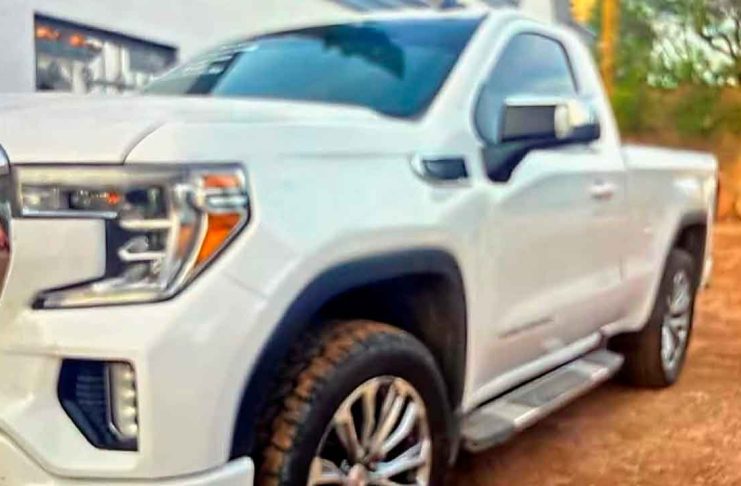 A punta de pistola roban camioneta en la plaza 500, al oriente de Uruapan