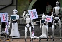 Protestan decenas de robots en Polonia por el uso descontrolado de la tecnología