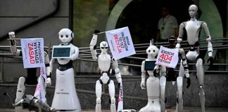 Protestan decenas de robots en Polonia por el uso descontrolado de la tecnología
