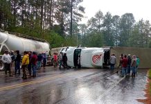 Tráiler vuelca en la carretera Uruapan – Los Reyes