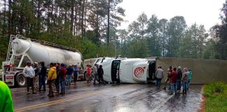 Tráiler vuelca en la carretera Uruapan – Los Reyes